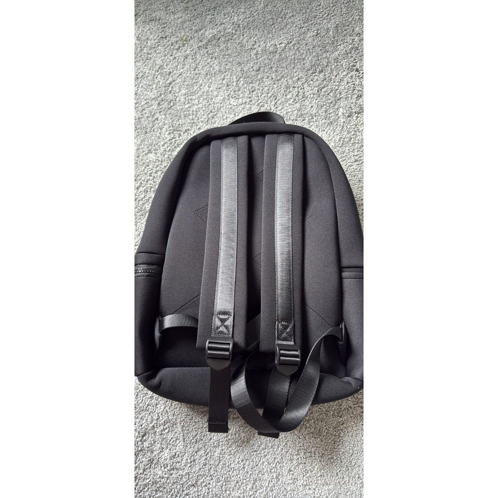 New Alo Yoga Stow Backpack Black With Detachable Pouch - NWT - Picture 3 of 7